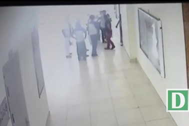 Bảo vệ quyền lợi cho cư dân, một người đàn ông bị đánh hội đồng