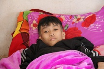 Xót xa cảnh cậu bé nằm bất động trên giường, bụng to như cái trống