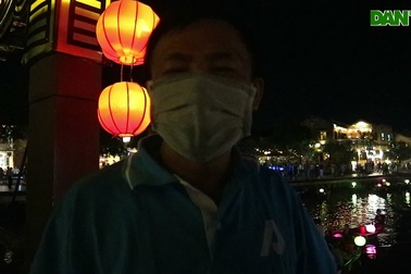 Du khách tham quan Hội An tối 25/7