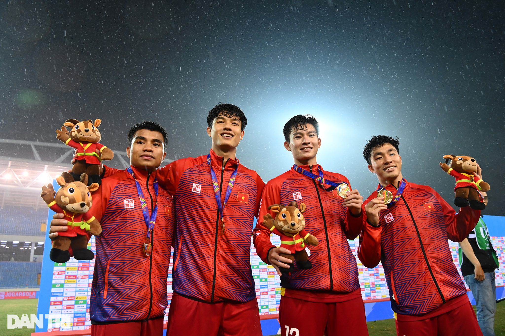 Tung HLV Park lên ăn mừng, cầu thủ U23 tuột tay làm thầy ngã nháo nhào - 12 Tung HLV Park lên ăn mừng, cầu thủ U23 tuột tay làm thầy ngã nháo nhào - 12