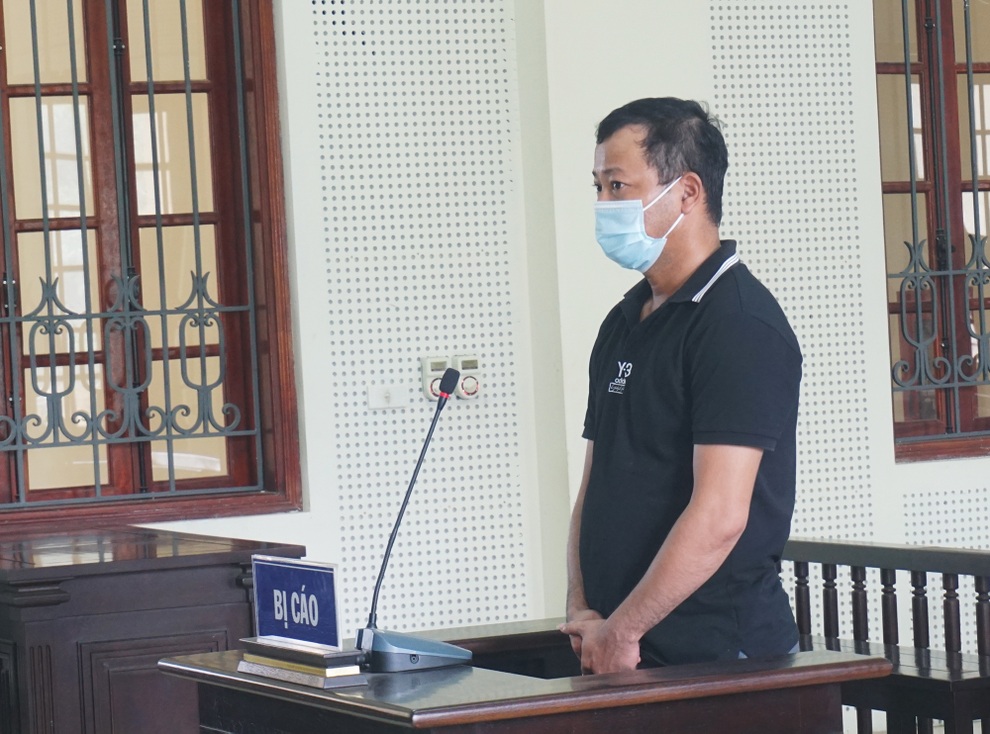 Gã đàn ông không nghề nghiệp giả công an nhận chạy án - 1 Gã đàn ông không nghề nghiệp giả công an nhận chạy án - 1