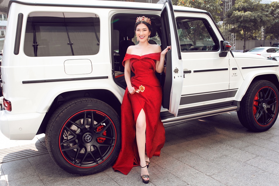 Fashionista Châu Lê Thu Hằng lái xe sang đi xem thời trang - 1 Fashionista Châu Lê Thu Hằng lái xe sang đi xem thời trang - 1