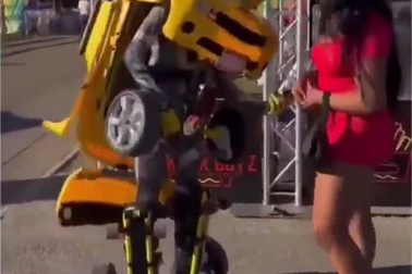 Bộ trang phục đầy sáng tạo của một fan cuồng robot