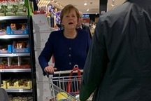 Thủ tướng Đức đi mua sắm trong siêu thị giữa mùa dịch Covid-19