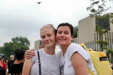 Khách Tây phấn khích xem trực thăng bay ở Hà Nội: "Việt Nam quá tuyệt vời"