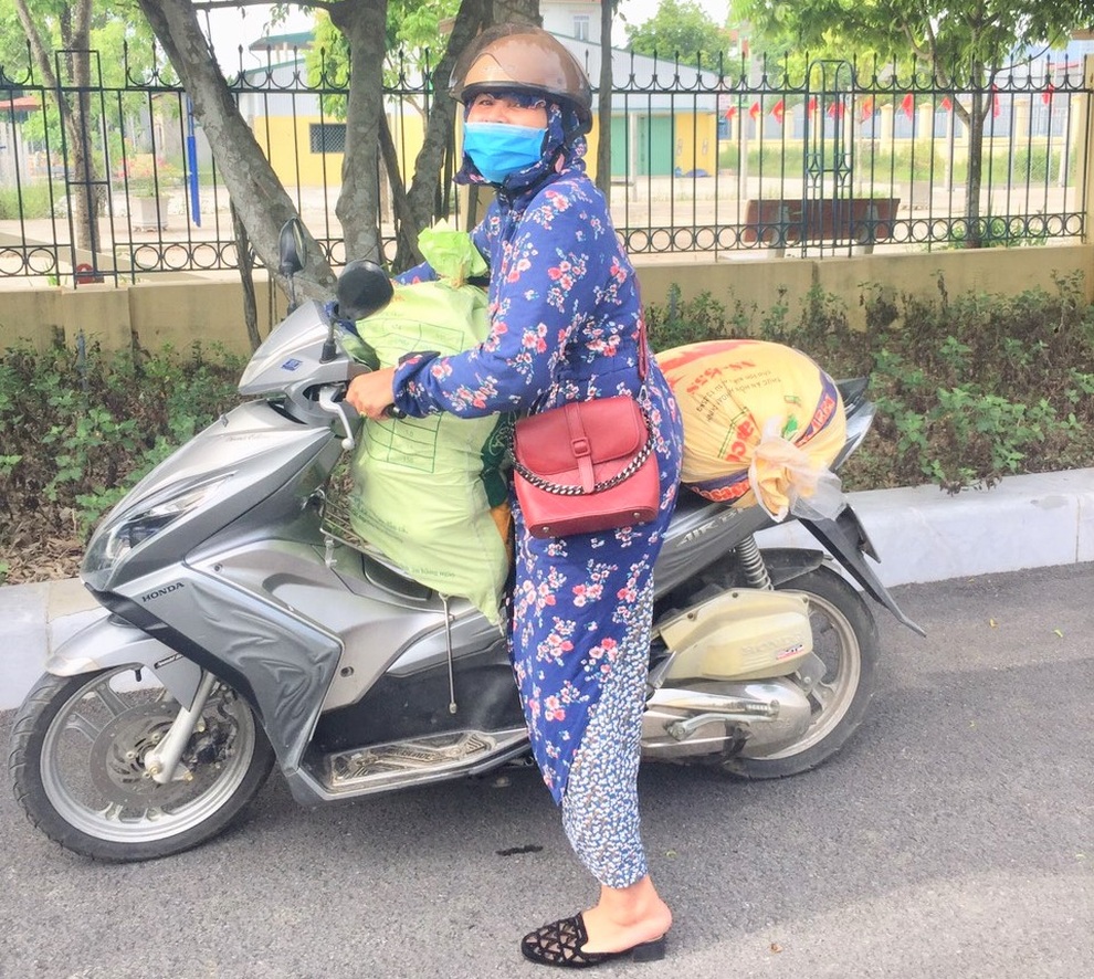 Phụ nữ vùng quê góp gạo thổi cơm tiếp sức lực lượng ngày đêm chống dịch - 2 Phụ nữ vùng quê góp gạo thổi cơm tiếp sức lực lượng ngày đêm chống dịch - 2