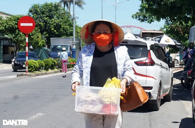 Ngày đầu TP Vinh cách ly: Bản hợp đồng tiền tỷ được ký tại chốt kiểm dịch - 12 Ngày đầu TP Vinh cách ly: Bản hợp đồng tiền tỷ được ký tại chốt kiểm dịch - 12