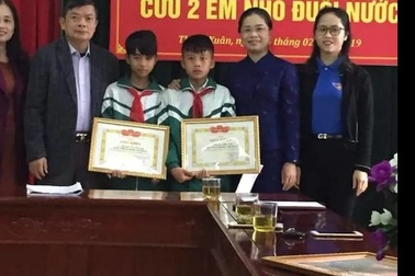 Khen thưởng 2 nam sinh dũng cảm lao xuống kênh cứu 2 em nhỏ