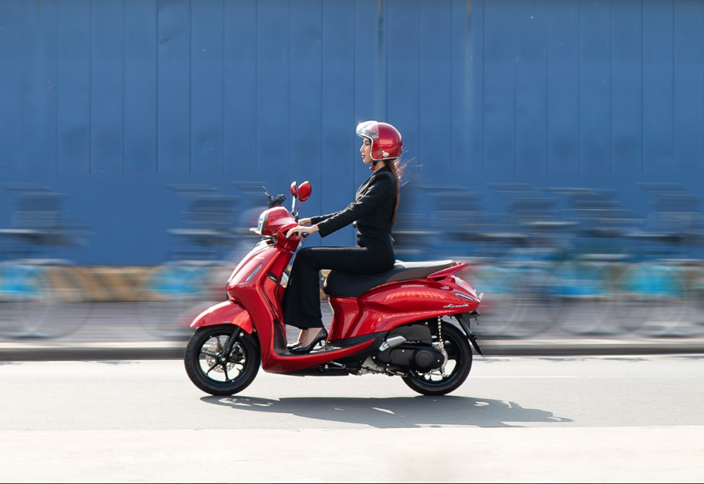 Hoa hậu Thùy Tiên biến hóa với sắc đỏ, đen - 4 Hoa hậu Thùy Tiên biến hóa với sắc đỏ, đen - 4