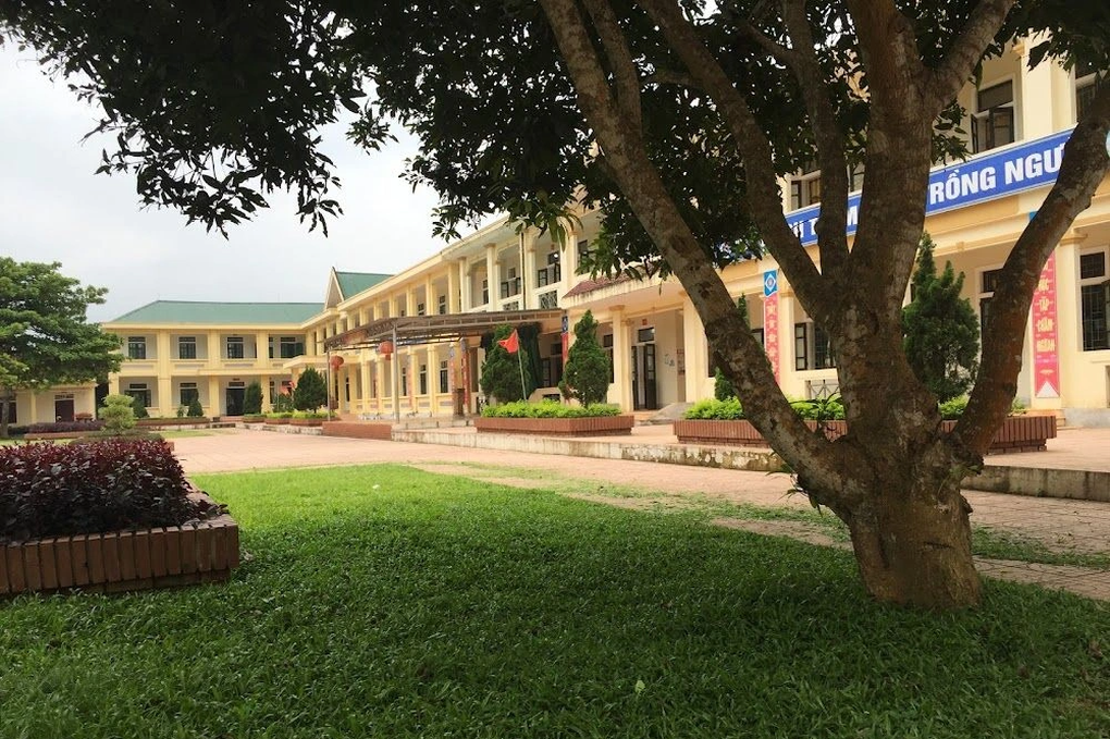 Nam sinh lớp 7 rơi từ tầng 2 trường học xuống đất - 1 Nam sinh lớp 7 rơi từ tầng 2 trường học xuống đất - 1