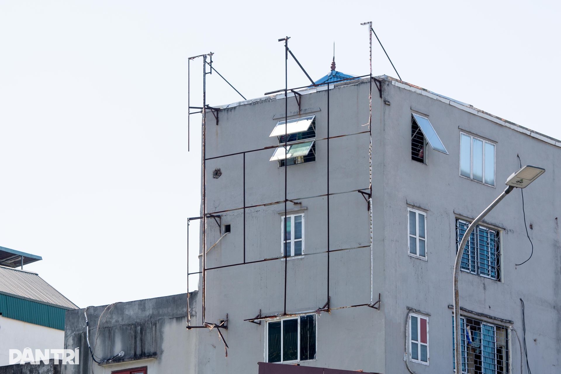 Ma trận bảng, biển quảng cáo gây mất mỹ quan đô thị Hà Nội - 10 Ma trận bảng, biển quảng cáo gây mất mỹ quan đô thị Hà Nội - 10