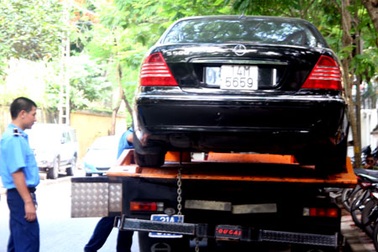 Lái xe gí súng vào đầu CSGT nguyên là một cán bộ công an