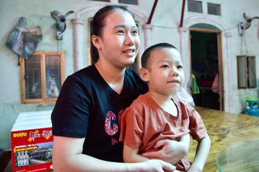 Trao hơn 323 triệu đồng bạn đọc giúp đỡ bé trai mắc bệnh tan máu bẩm sinh