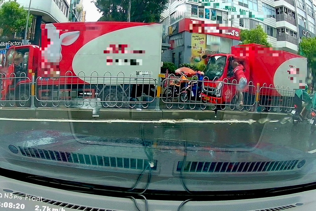 Tài xế đập kính xe tải, đánh đồng nghiệp giữa đường ở TPHCM - 1 Tài xế đập kính xe tải, đánh đồng nghiệp giữa đường ở TPHCM - 1