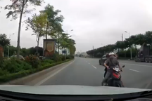 Tài xế thót tim khi phát hiện xe máy đi ngược chiều lao thẳng về phía mình