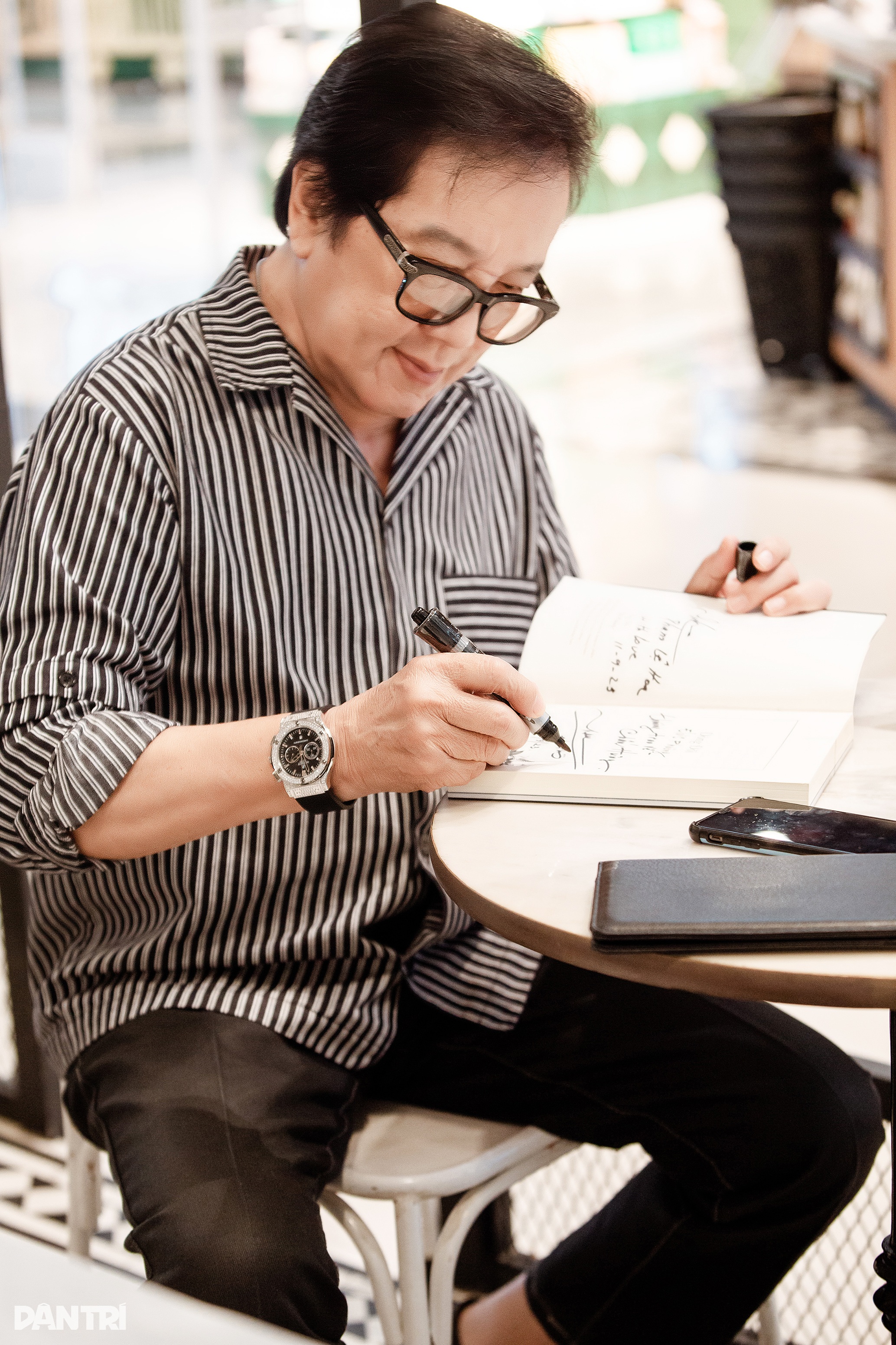 Elvis Phuong៖ ៤៣ ឆ្នាំនៃស្នេហាជាមួយប្រពន្ធក្មេងជាលើកដំបូងបង្ហាញពីកូន ៤ នាក់របស់គាត់ - ៧ Elvis Phương: 43 năm mặn nồng bên vợ kém tuổi, lần đầu hé lộ về 4 người con - 7