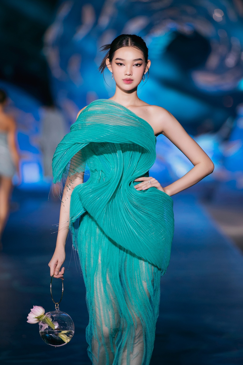 Búp bê sống Bé Quyên: Ngày càng gợi cảm, phủ sóng sàn diễn thời trang - 2 Búp bê sống Bé Quyên: Ngày càng gợi cảm, phủ sóng sàn diễn thời trang - 2