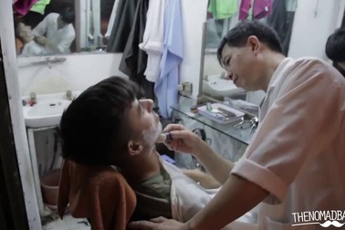 “Thợ cắt tóc du mục” thử trải nghiệm cạo râu ở một tiệm nhỏ tại Hà Nội