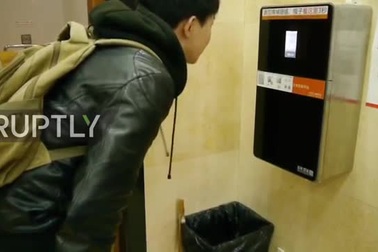 Tình trạng ăn trộm giấy vệ sinh tại công viên ở Trung Quốc