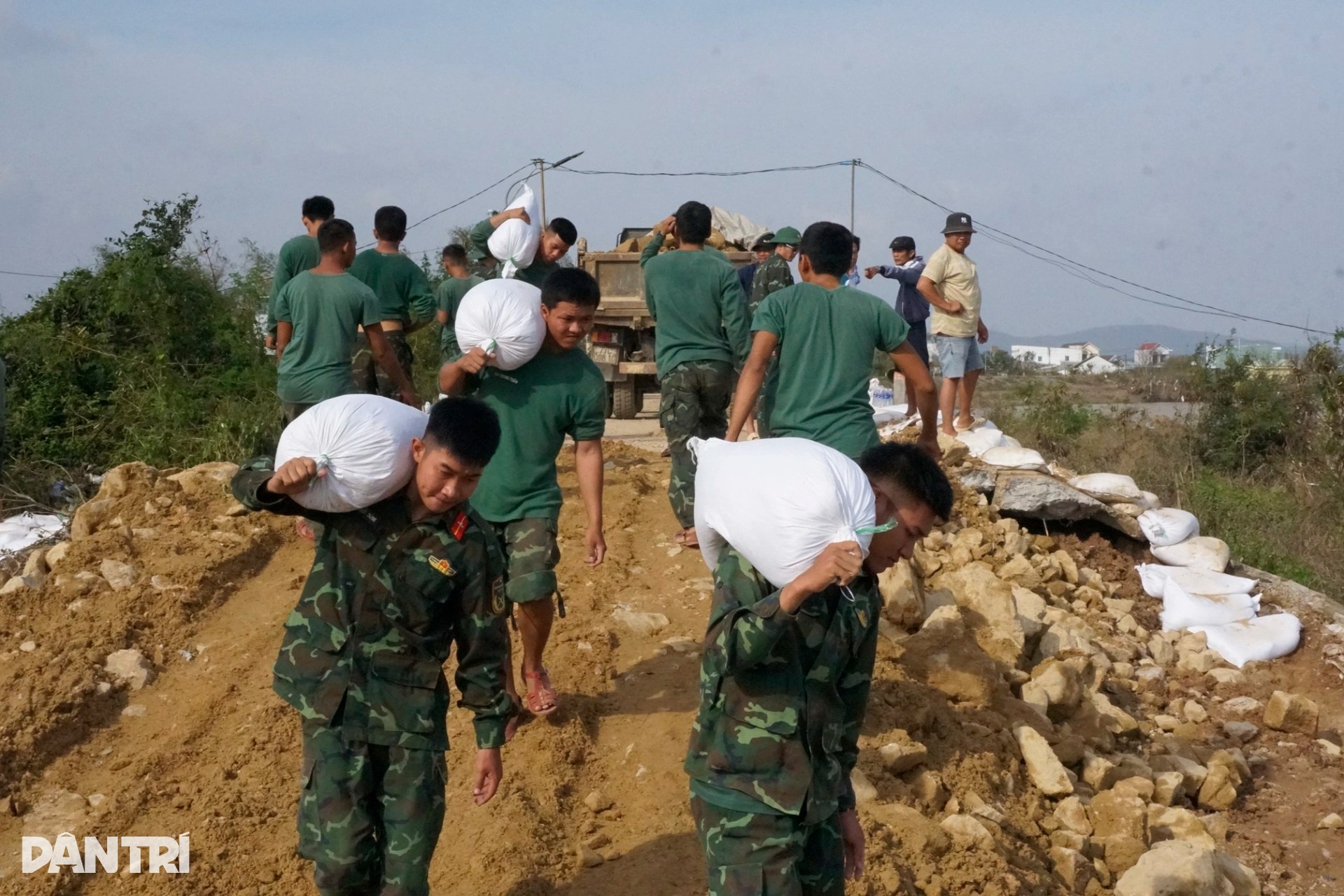 Bộ đội khẩn trương nối 2 đoạn đê vỡ, ứng phó bão Koto - 2