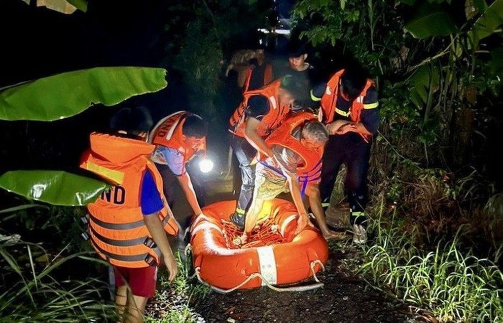Đồng Nai: Nước lũ cuốn hàng trăm tấn cá nuôi lồng bè - 1 Đồng Nai: Nước lũ cuốn hàng trăm tấn cá nuôi lồng bè - 1