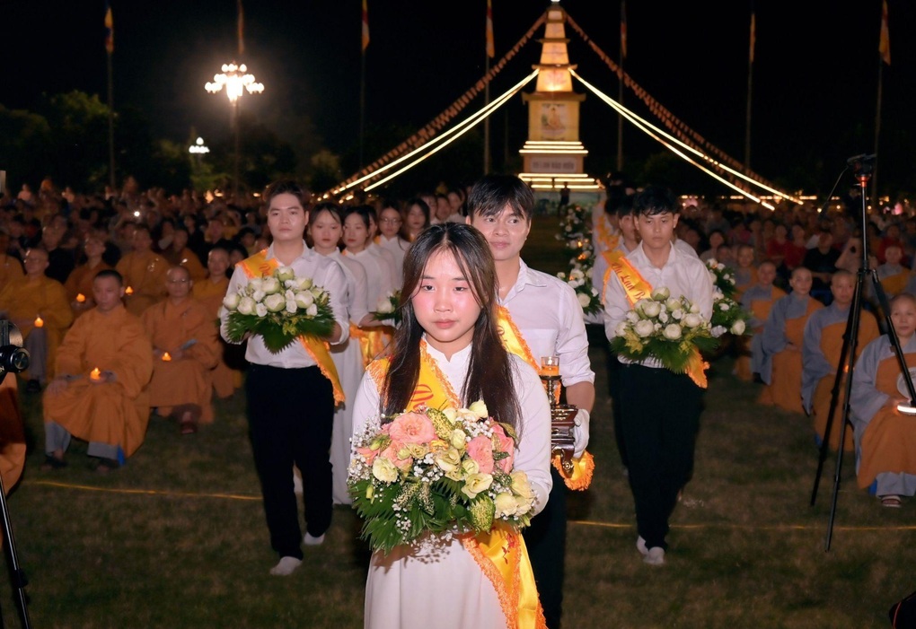 Hơn 1.000 người thành kính thắp đèn hoa đăng trong lễ Vu lan báo hiếu - 3 Hơn 1.000 người thành kính thắp đèn hoa đăng trong lễ Vu lan báo hiếu - 3