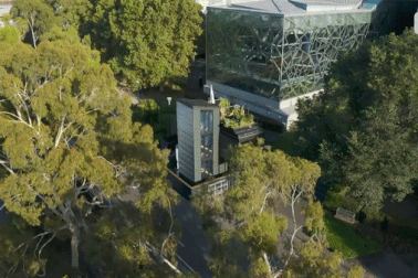 Ngôi nhà "trong mơ" với vườn rau, tường nấm, ao cá và không chất thải