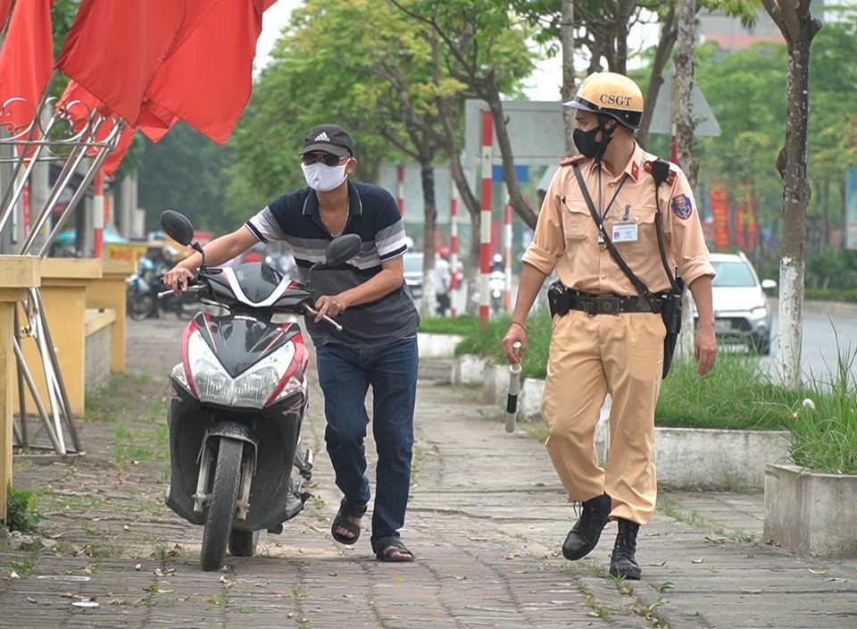 Hà Nội: Quái xế lao thẳng xe vào CSGT rồi nẹt ga bỏ chạy - 1 Hà Nội: Quái xế lao thẳng xe vào CSGT rồi nẹt ga bỏ chạy - 1