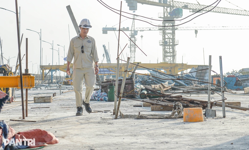 Đổ mẻ bê tông cuối cùng hợp long cầu Vĩnh Tuy 2 - 5 Đổ mẻ bê tông cuối cùng hợp long cầu Vĩnh Tuy 2 - 5