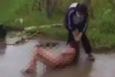 Khởi tố nữ sinh lớp 11 lột đồ bạn giữa đường