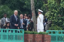 Tổng thống Mỹ Joe Biden thăm phù điêu cố thượng nghị sĩ John McCain