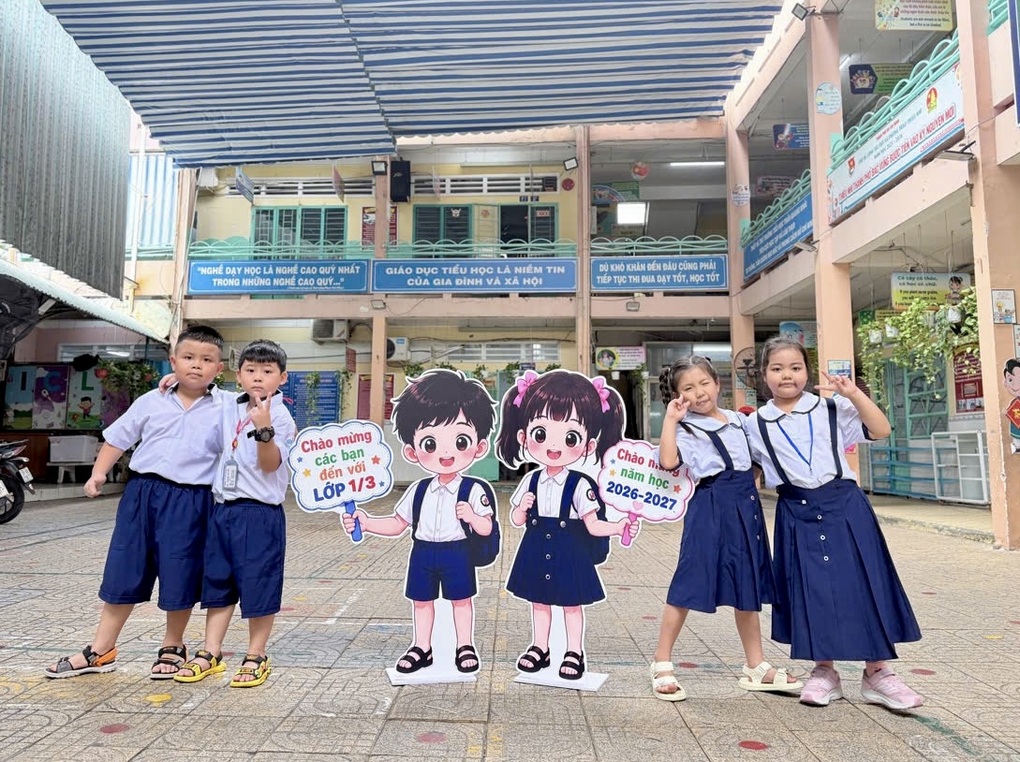 Học sinh lớp 1 đi nhầm lớp, nước mắt “nhạt nhòa” trong ngày đầu đến trường - 2 Học sinh lớp 1 đi nhầm lớp, nước mắt “nhạt nhòa” trong ngày đầu đến trường - 2