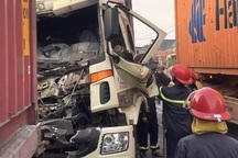 Tài xế xe tải mắc kẹt trong cabin sau tai nạn ở TPHCM