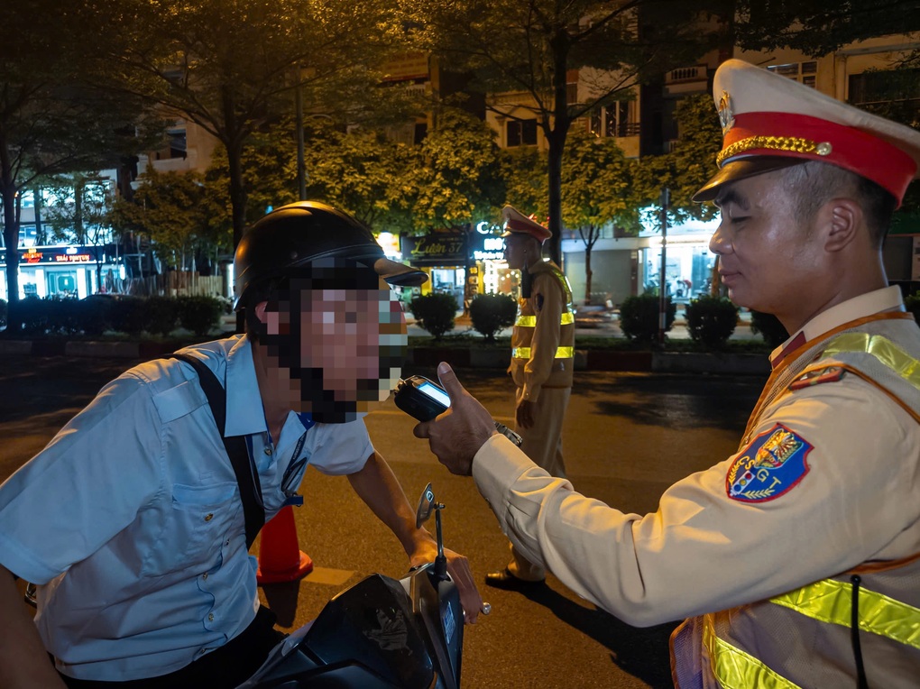 CSGT Hà Nội hoá trang gần quán nhậu, loạt tài xế say xỉn bị xử lý - 2 CSGT Hà Nội hoá trang gần quán nhậu, loạt tài xế say xỉn bị xử lý - 2