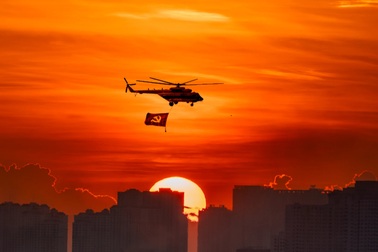 Sự thực về bức ảnh trực thăng kéo cờ bay giữa hoàng hôn gây sốt trên mạng