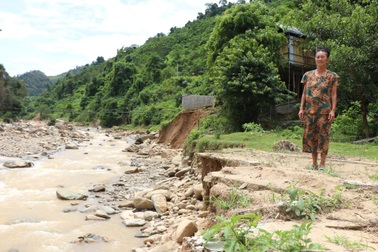 Người phụ nữ thất thần chỉ còn chiếc nồi cũ sau cơn lũ dữ quét trong đêm