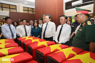 Chủ tịch Quốc hội dâng hương các anh hùng liệt sĩ ở Công viên Lê Thị Riêng