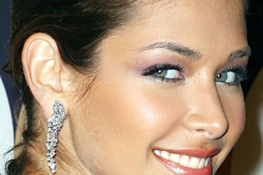 Cận cảnh đôi mắt xanh tuyệt đẹp của Hoa hậu Hoàn vũ 2008