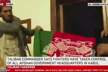 Taliban hạ cờ tại dinh tổng thống Afghanistan