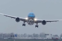 Nín thở xem máy bay chật vật hạ cánh giữa gió táp