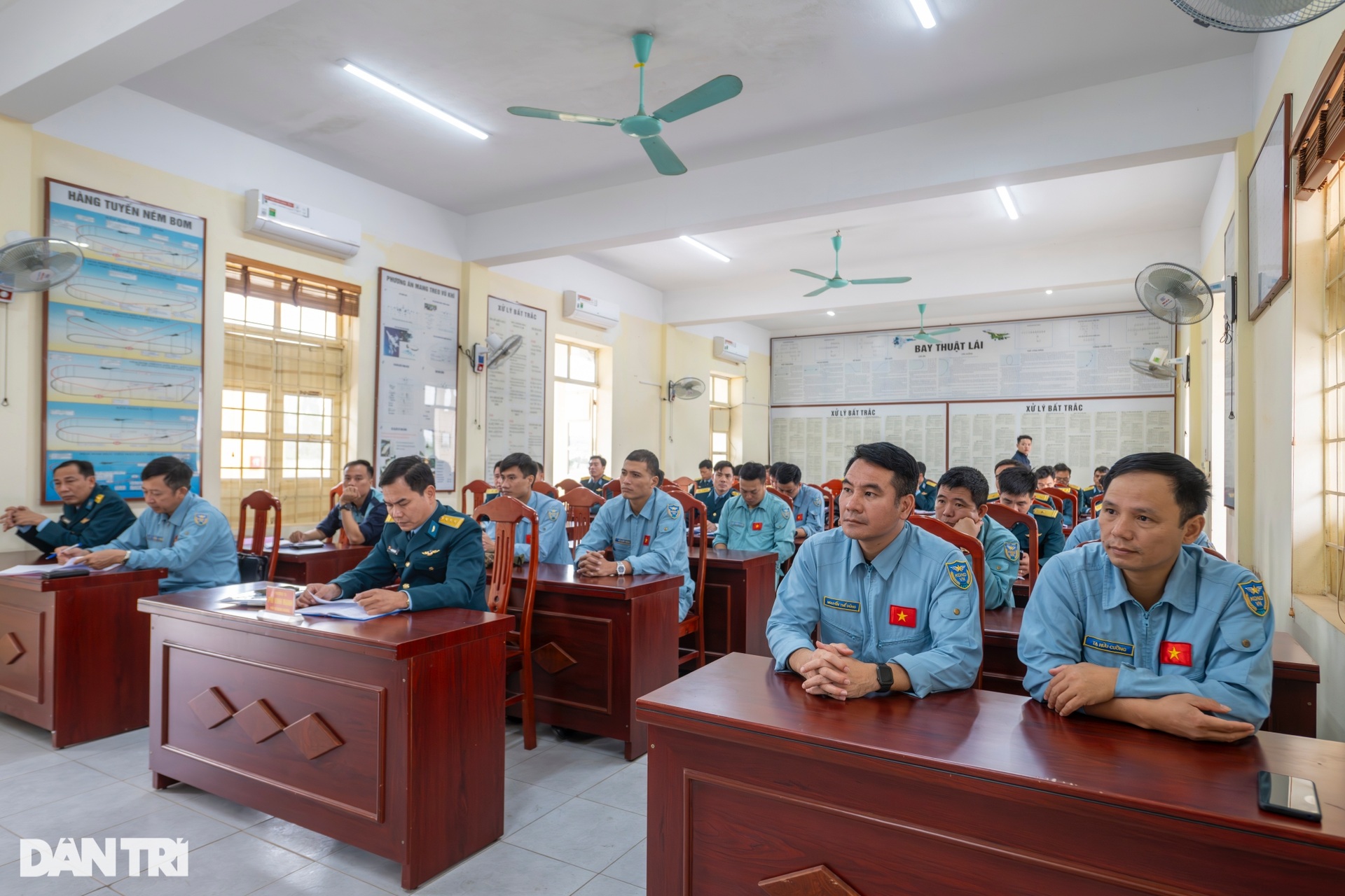 Những phi công huấn luyện hổ mang chúa SU-30MK2 tại Triển lãm Quốc phòng - 4 Những phi công huấn luyện hổ mang chúa SU-30MK2 tại Triển lãm Quốc phòng - 4