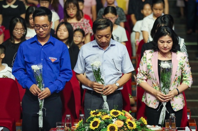 Trước khi diễn ra các chương trình nghệ thuật “Trẩy hội trăng rằm”, toàn thể đại biểu, lãnh đạo, cán bộ Bộ LĐ-TB&XH cùng các em nhỏ có mặt đã dành 1 phút để mặc niệm cho các nạn nhân vụ cháy chung cư mini vừa qua tại Quận Thanh Xuân, Hà Nội.