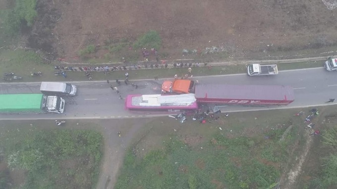 Tai nạn kinh hoàng trên đèo Hua Tạt, đầu xe khách cắm chặt vào thùng xe container - Ảnh 2. Tai nạn kinh hoàng trên đèo Hua Tạt, đầu xe khách cắm chặt vào thùng xe container - Ảnh 2.