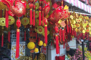 Thị trường trang trí Tết: Đèn lồng, hình dán chú heo hút khách