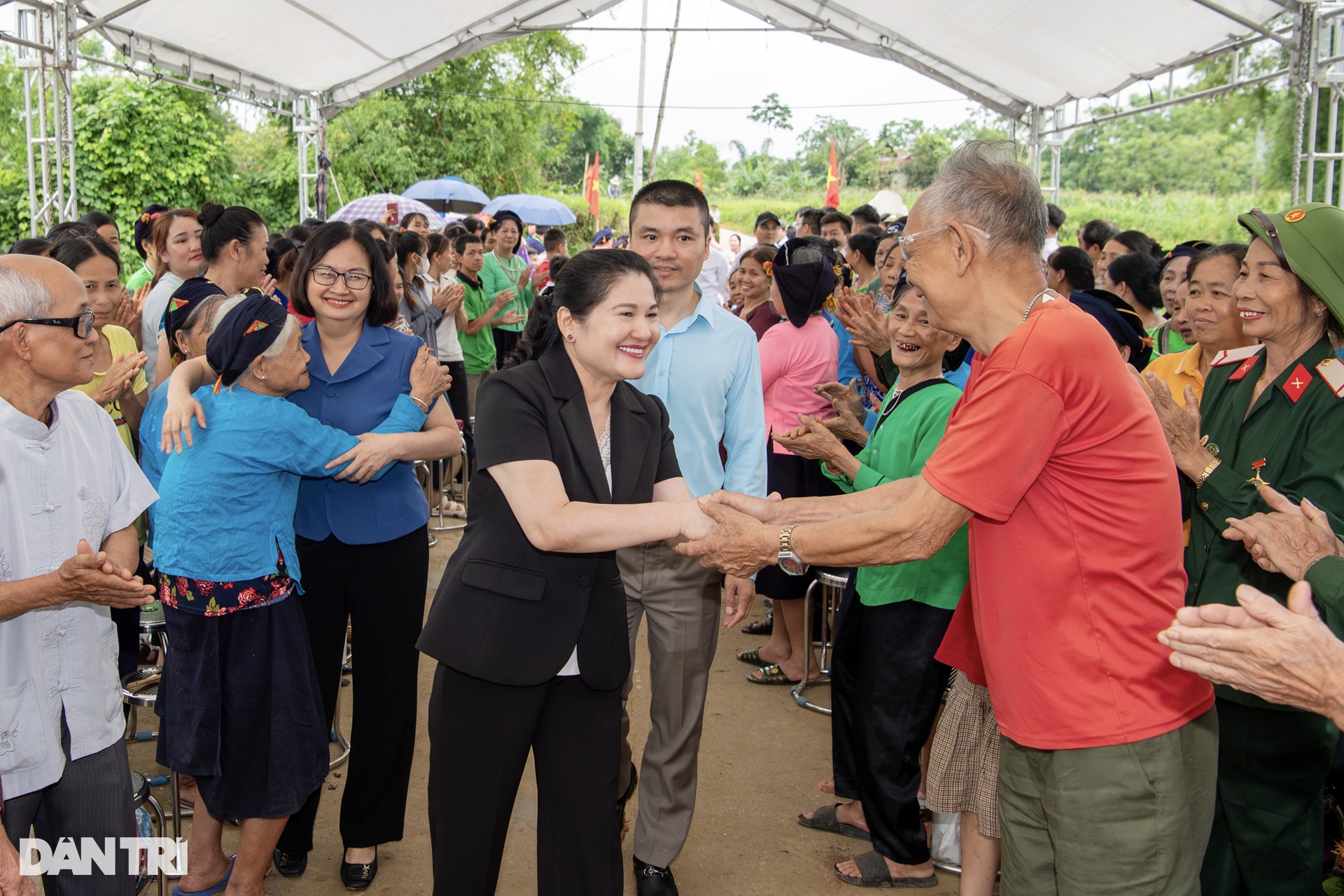 Niềm vui vỡ òa ngày khánh thành cây cầu mơ ước và 13 ngôi nhà Nhân ái - 2 Niềm vui vỡ òa ngày khánh thành cây cầu mơ ước và 13 ngôi nhà Nhân ái - 2