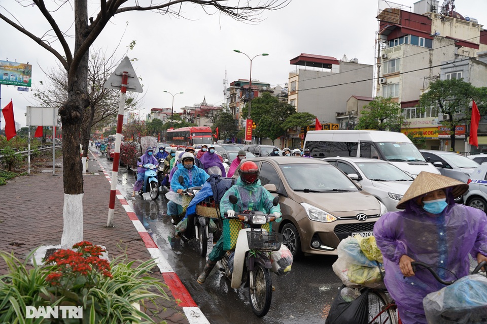 Hàng vạn người đội mưa về quê ăn Tết trong ngày làm việc cuối cùng của năm - 6 Hàng vạn người đội mưa về quê ăn Tết trong ngày làm việc cuối cùng của năm - 6