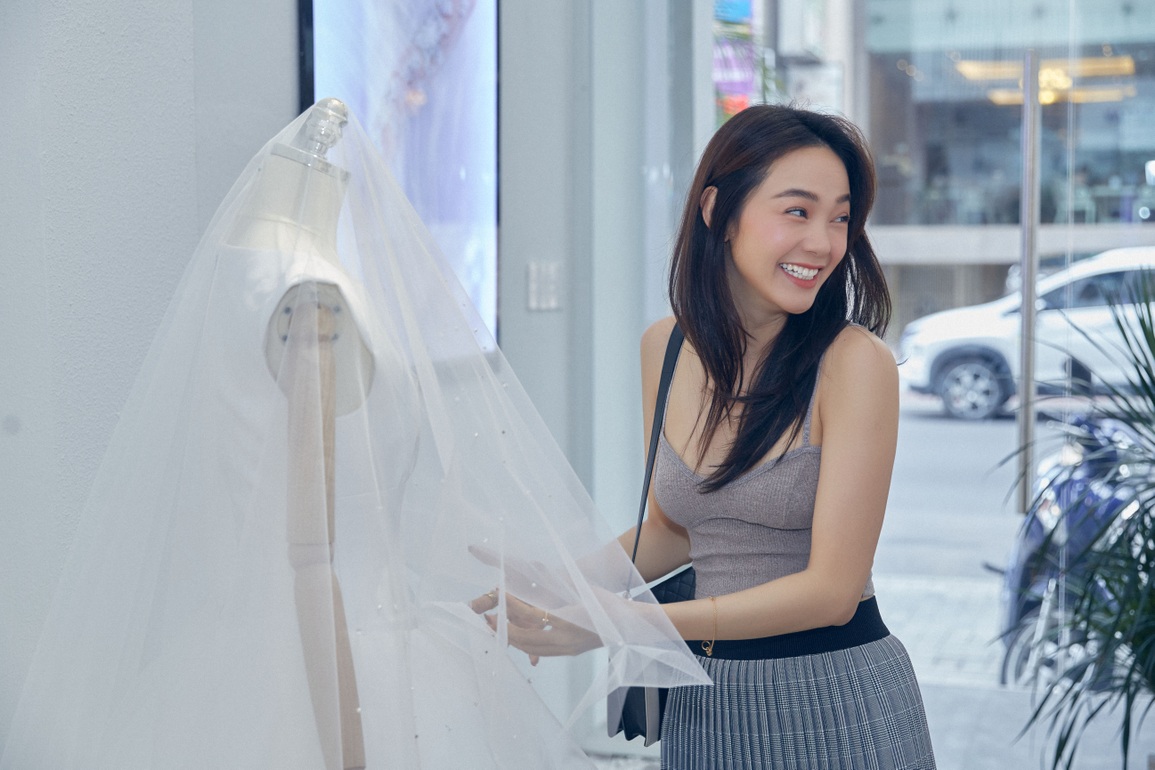 Hé lộ bộ váy vô giá được Minh Hằng diện khi chụp ảnh cưới - 2 Hé lộ bộ váy vô giá được Minh Hằng diện khi chụp ảnh cưới - 2