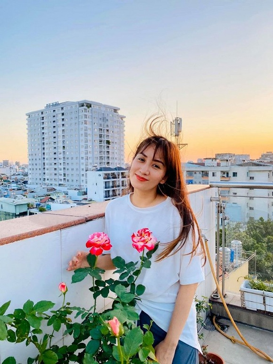 Ngắm khu vườn ngập hoa hồng trên ban công của Khánh Thi- Phan Hiển - 8 Ngắm khu vườn ngập hoa hồng trên ban công của Khánh Thi- Phan Hiển - 8