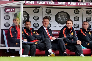 Van Gaal chê trách hàng công MU