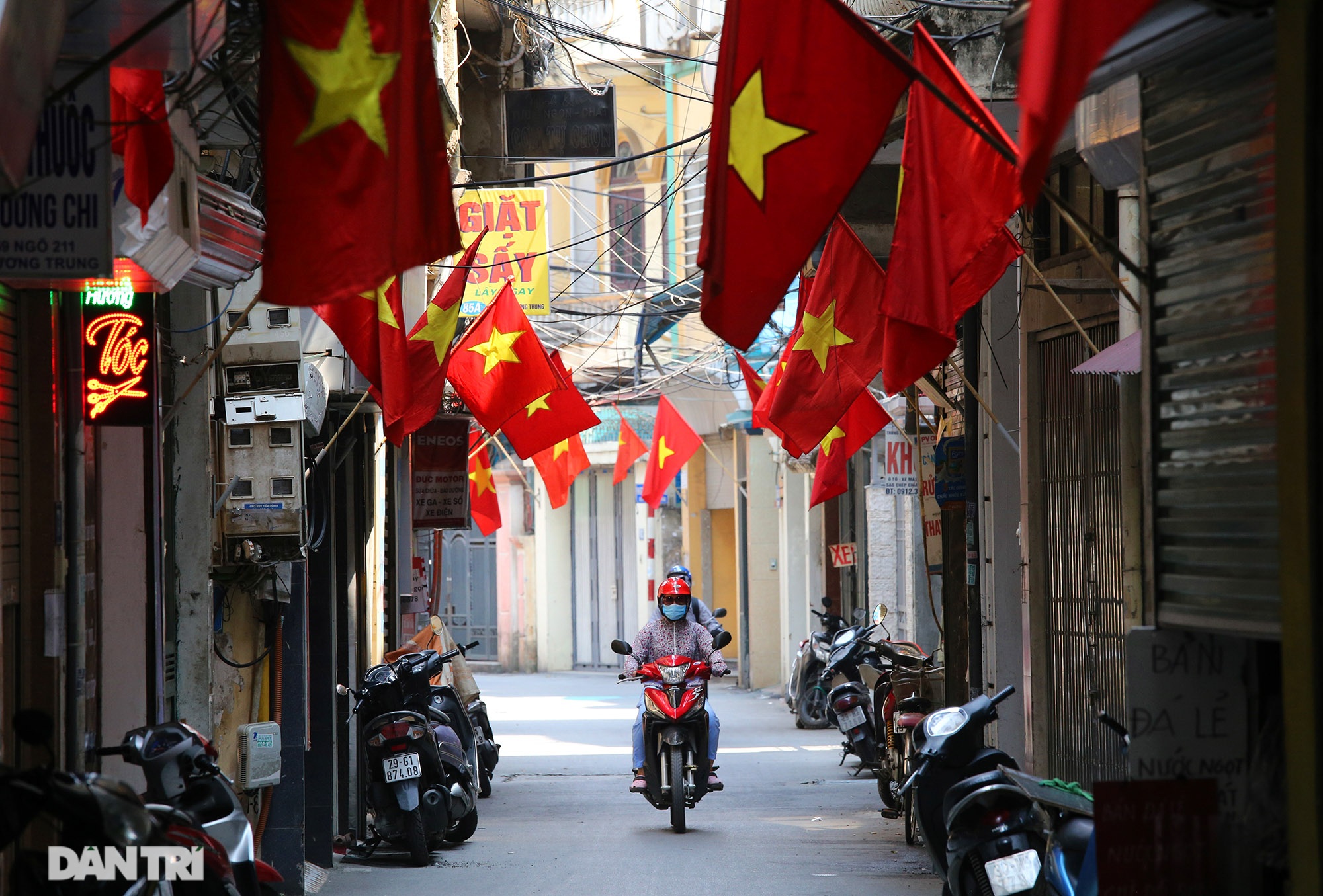 Hà Nội: Cờ Tổ quốc đỏ rực khắp phố phường mừng ngày Quốc Khánh - 12 Hà Nội: Cờ Tổ quốc đỏ rực khắp phố phường mừng ngày Quốc Khánh - 12